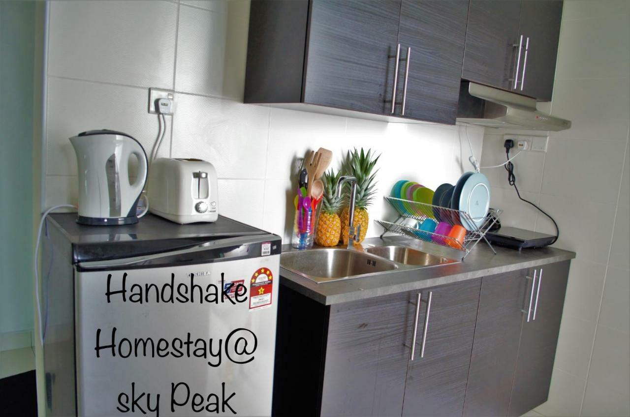 Handshake Homestays @ Sky Peak Setia Tropika Pangsapuri *