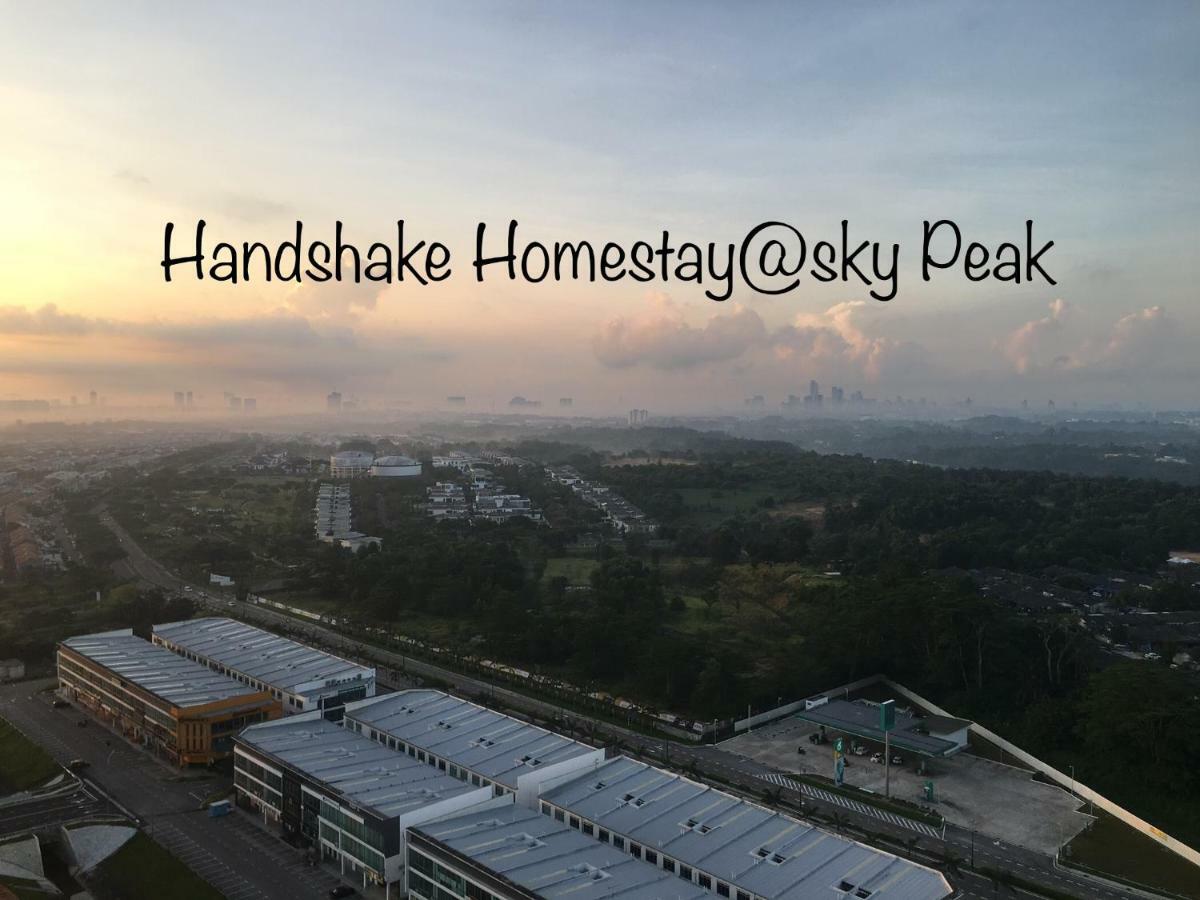 Handshake Homestays @ Sky Peak Setia Tropika Pangsapuri