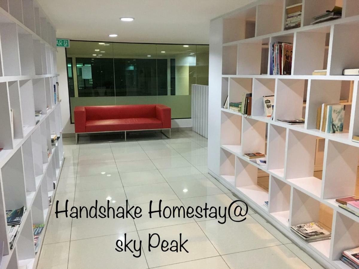 Handshake Homestays @ Sky Peak Setia Tropika Pangsapuri Johor Bahru
