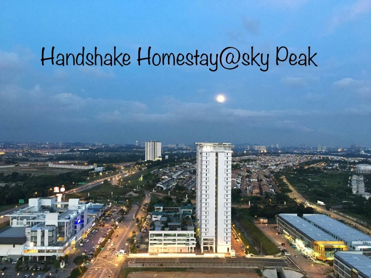 Handshake Homestays @ Sky Peak Setia Tropika Pangsapuri Johor Bahru