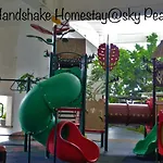 Handshake Homestays @ Sky Peak Setia Tropika