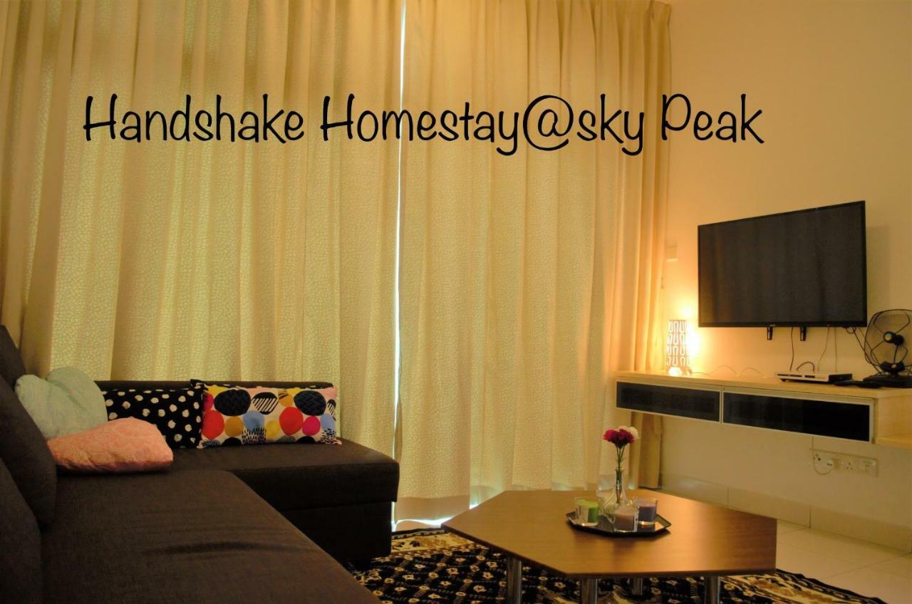 Handshake Homestays @ Sky Peak Setia Tropika